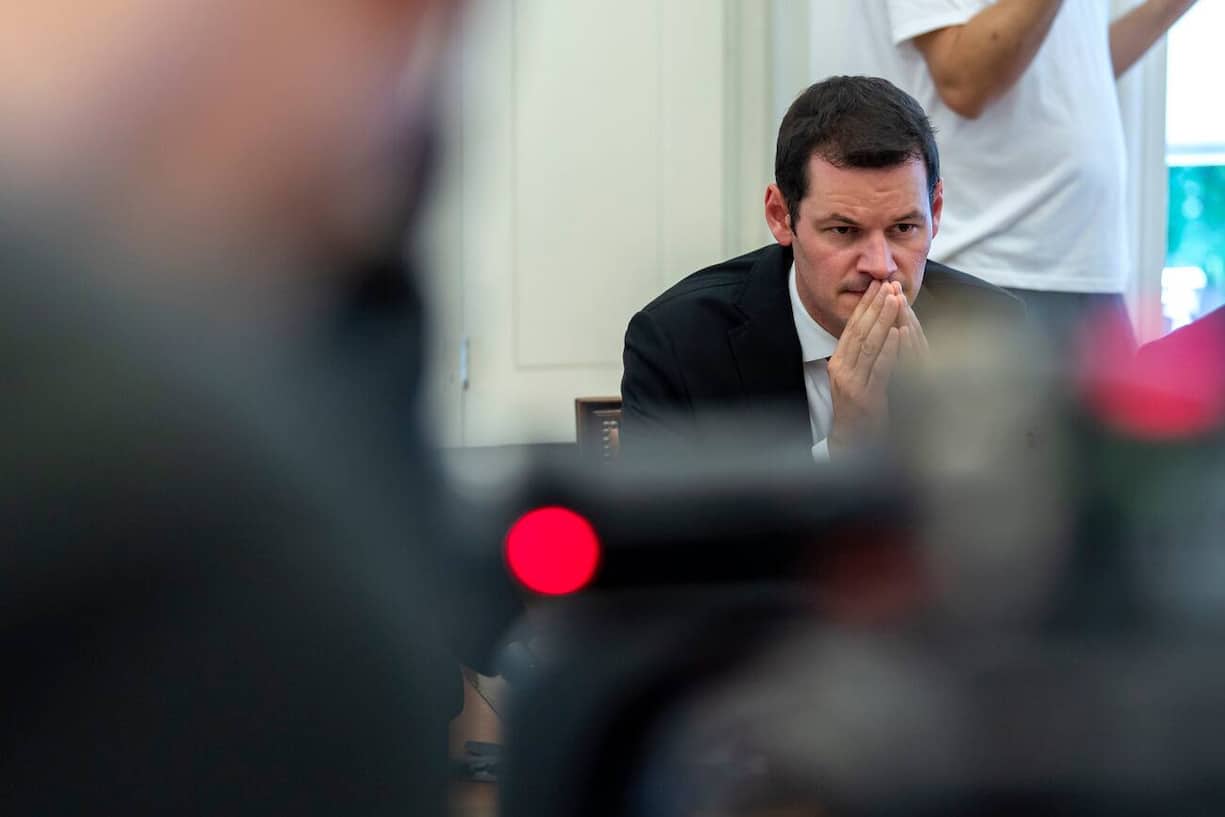 Le conseil dÕEtat, Pierre Maudet, ecoute les questions lors du point de presse du Conseil d'Etat in corpore, ce mercredi 13 septembre 2018 a Geneve. Le conseiller d'Etat genevois Pierre Maudet, au centre d'une affaire de voyage controverse, reste en poste, mais perd le departement presidentiel et la police a annonce le Conseil dÕEtat in corporelle. (KEYSTONE/Martial Trezzini)