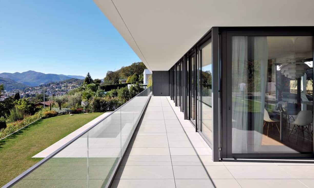 Rigorose Geometrie: Wie eine konkrete Skulptur schiebt sich die Villa in die bewegte Landschaft. Die Platten aus Grigio Istria von Il Casone unterstreichen die Anmutung des Felsens, der am Hang ruht.