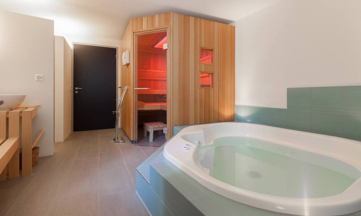 Zur Wohnung gehört eine private Sauna mit Whirlpool und Dusche.