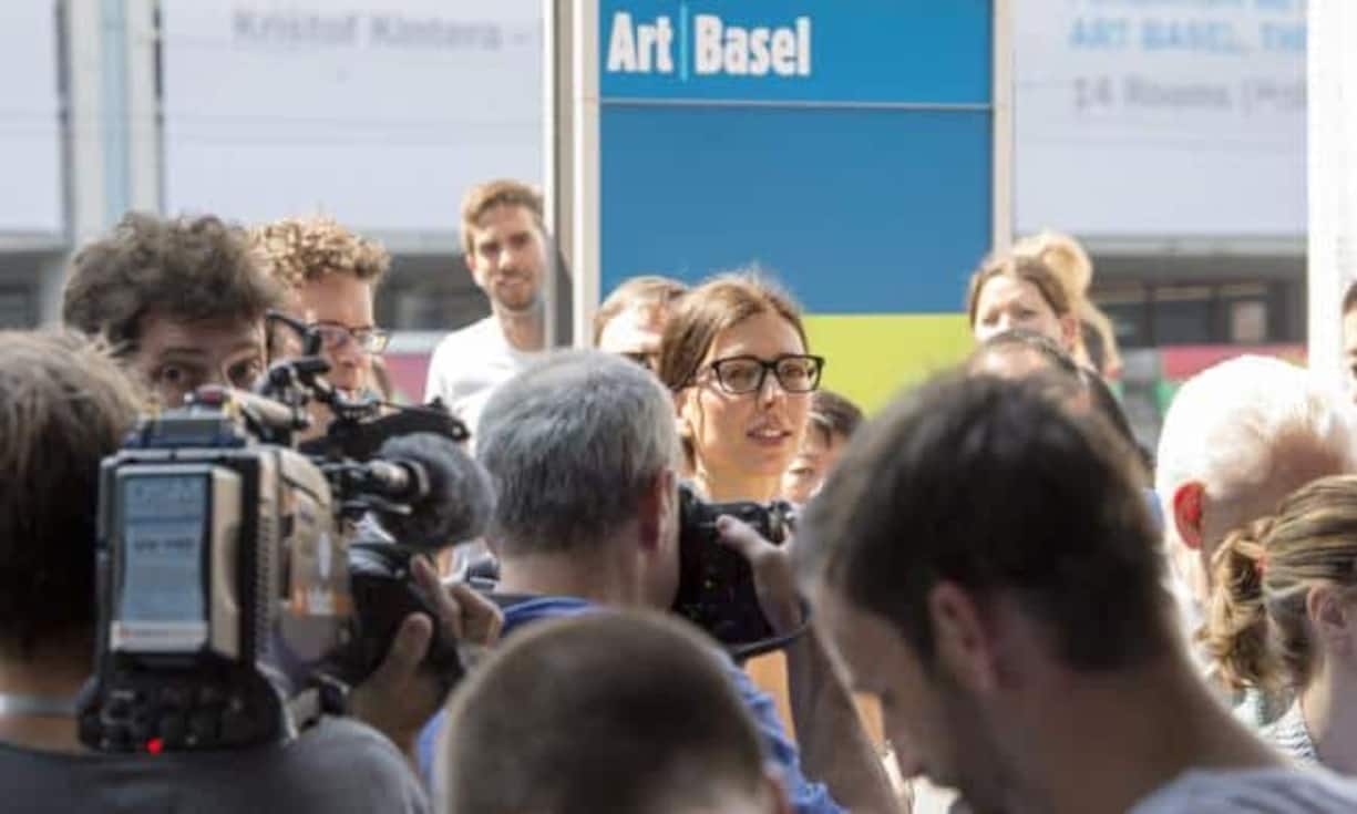 Rang 2: Milo Moiré
Die Schweizerin katapultiert sich mit ihrer Aktionskunst vor der Messe Art Cologne in Köln ins Rampenlicht. Unter vollem Körpereinsatz mahlt die unbekleidete Moiré ein Bild.
Keystone