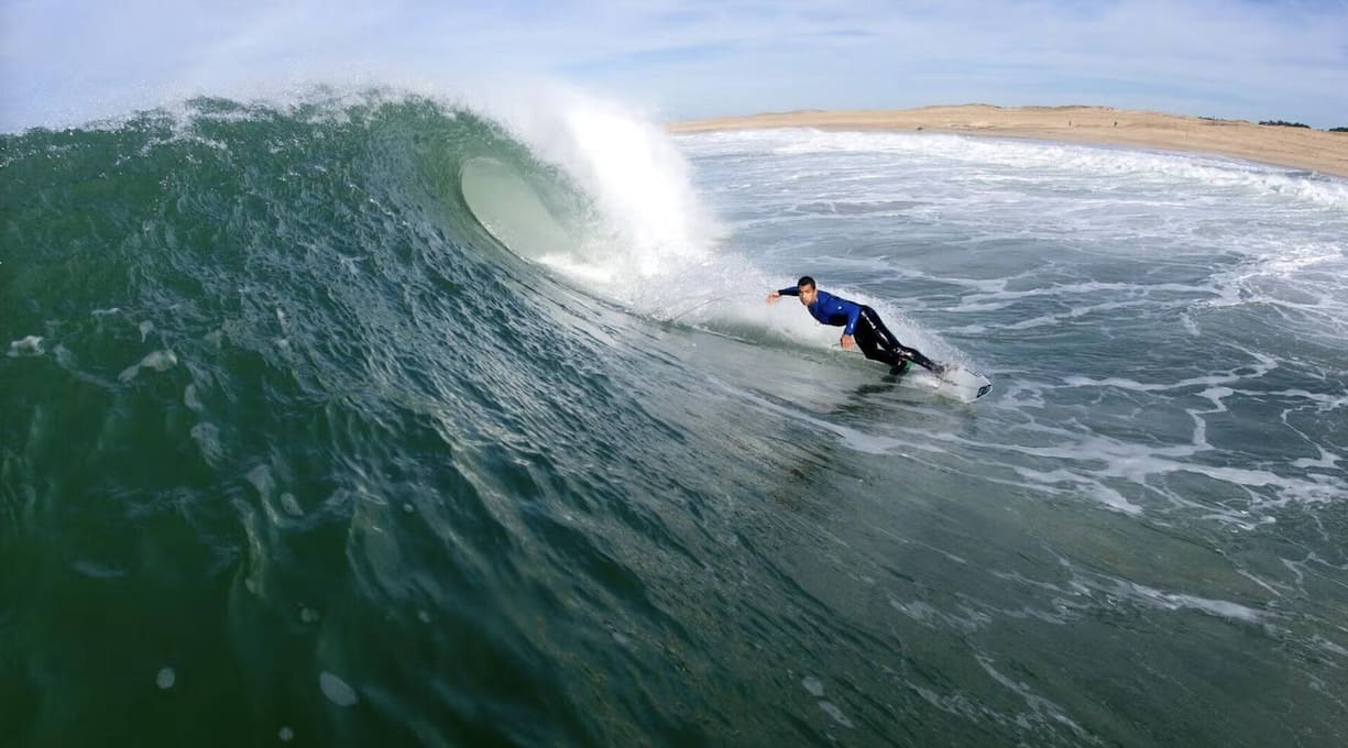 Hossegor, Frankreich Ein wichtiger Spot in Slaters Karriere, wo er 1992 seinen ersten ASP-Event gewann. Die Region ist auch für ihre kulinarische Vielfalt bekannt und hat für ihn eine besondere emotionale Bedeutung.