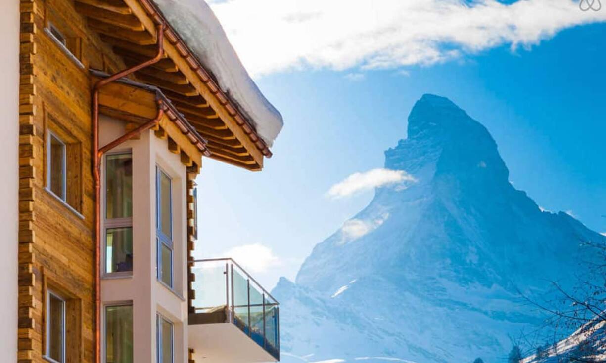 Teuer erkaufen muss man sich auch diese tolle Aussicht auf das Matterhorn. 2570 Franken kostet die Übernachtung in diesem zweistöckigen Penthouse in Zermatt, Wallis.