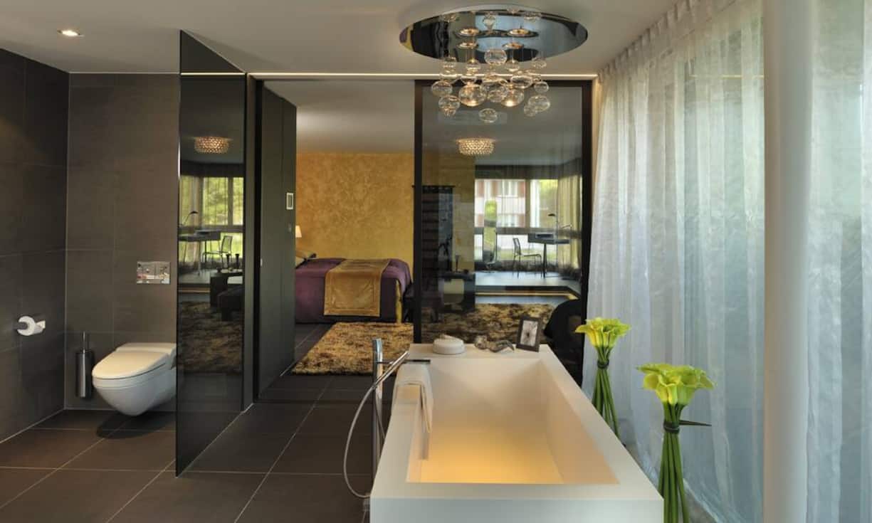 Der Masterbedroom mit Ankleidebereich und Zugang zum schlichten Badezimmer…