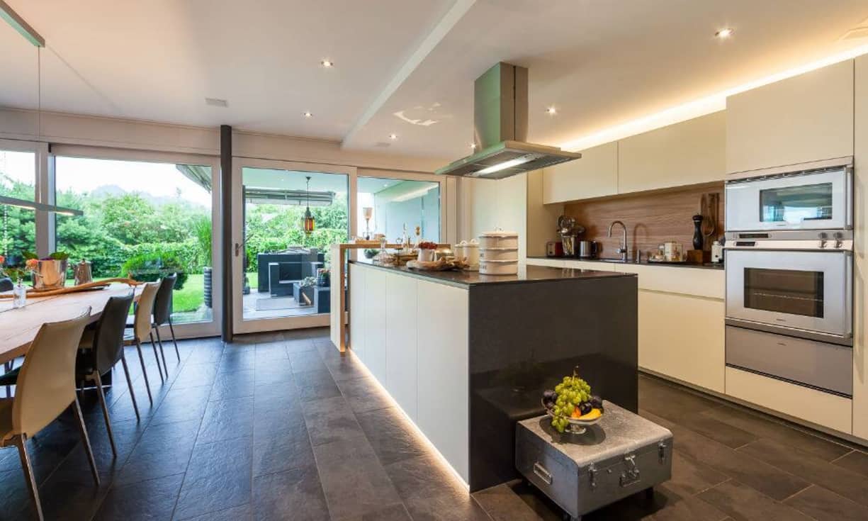 Die Liegenschaft mit Baujahr 2003 verfügt neben einer offenen Küche auch über einen geräumigen Ess- und Wohnbereich.