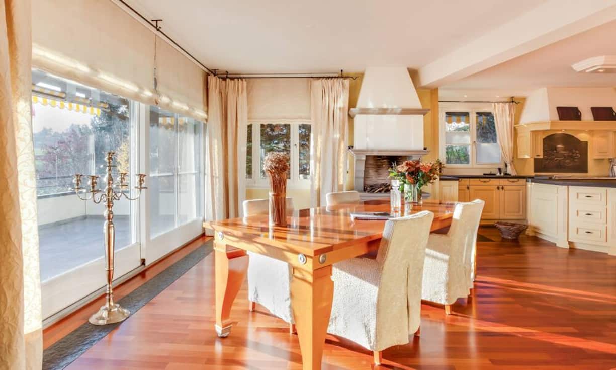 Auch das Innere lässt sich sehen. Das Haus wurde im edlen Landstil erbaut.