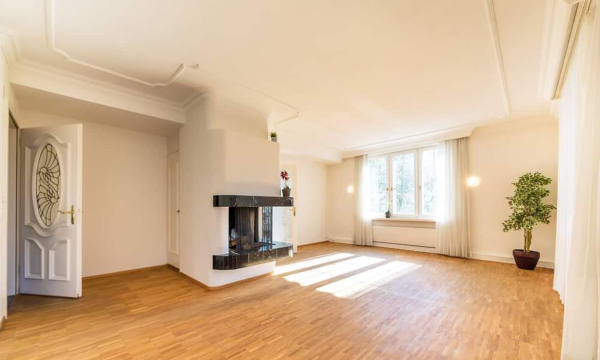 Der Salon verfügt über ein Cheminée.