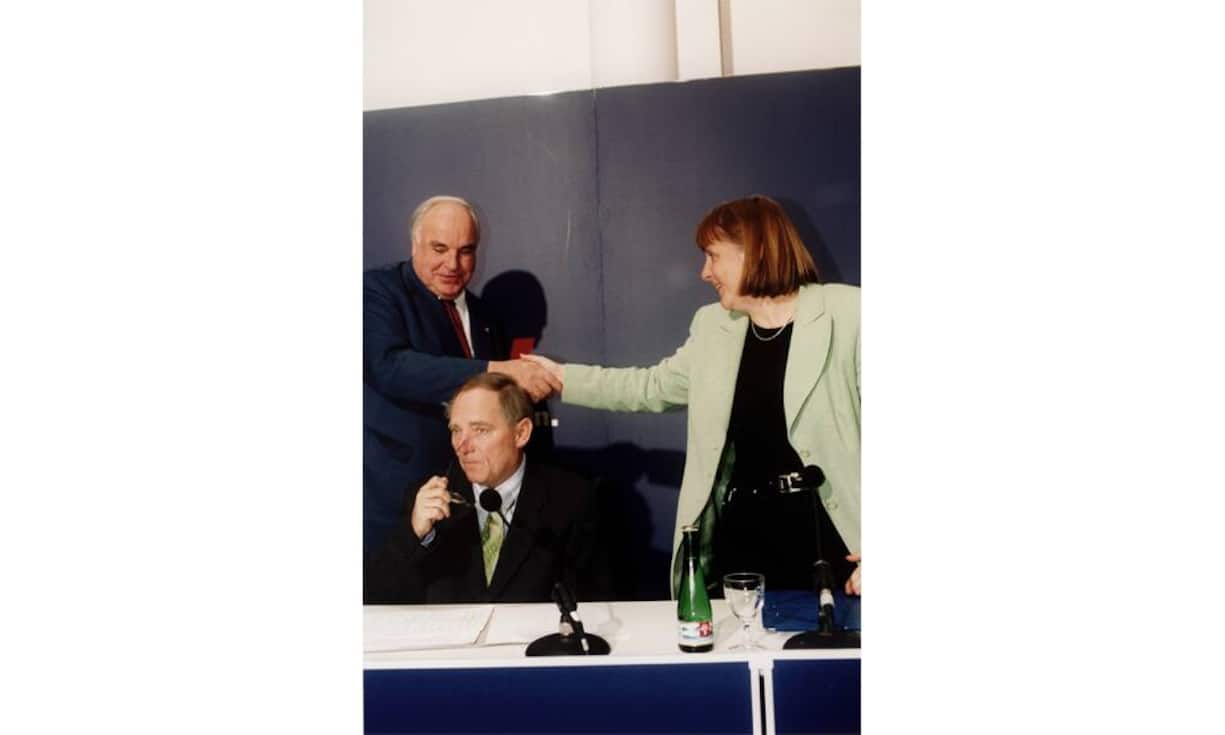 CDU Pressekonferenz zu Helmut Kohls Spendenaffäre 1999. Von links: Kohl, Schäuble und Merkel.