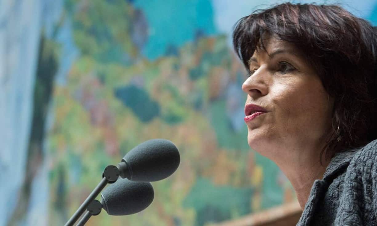 Als erste stellte sich Doris Leuthard der Wiederwahl. Die Aargauerin schaffte diese mit 215 Stimmen glanzvoll. Vor vier Jahren hatte sie gar 216 Stimmen erhalten. Die CVP-Frau hat also trotz einiger Niederlagen in Abstimmungen kaum an Rückhalt im Parlament eingebüsst.