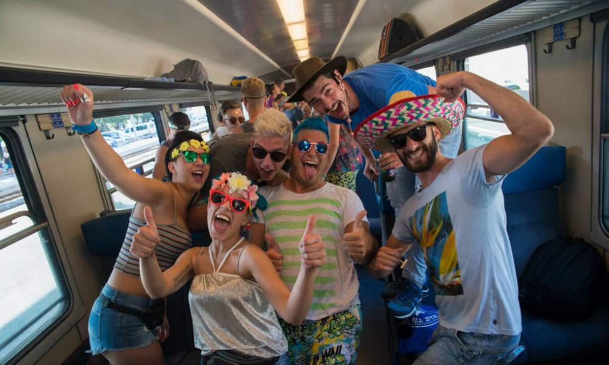 Gute Laune herrscht schon bei der Anreise im Extrazug.