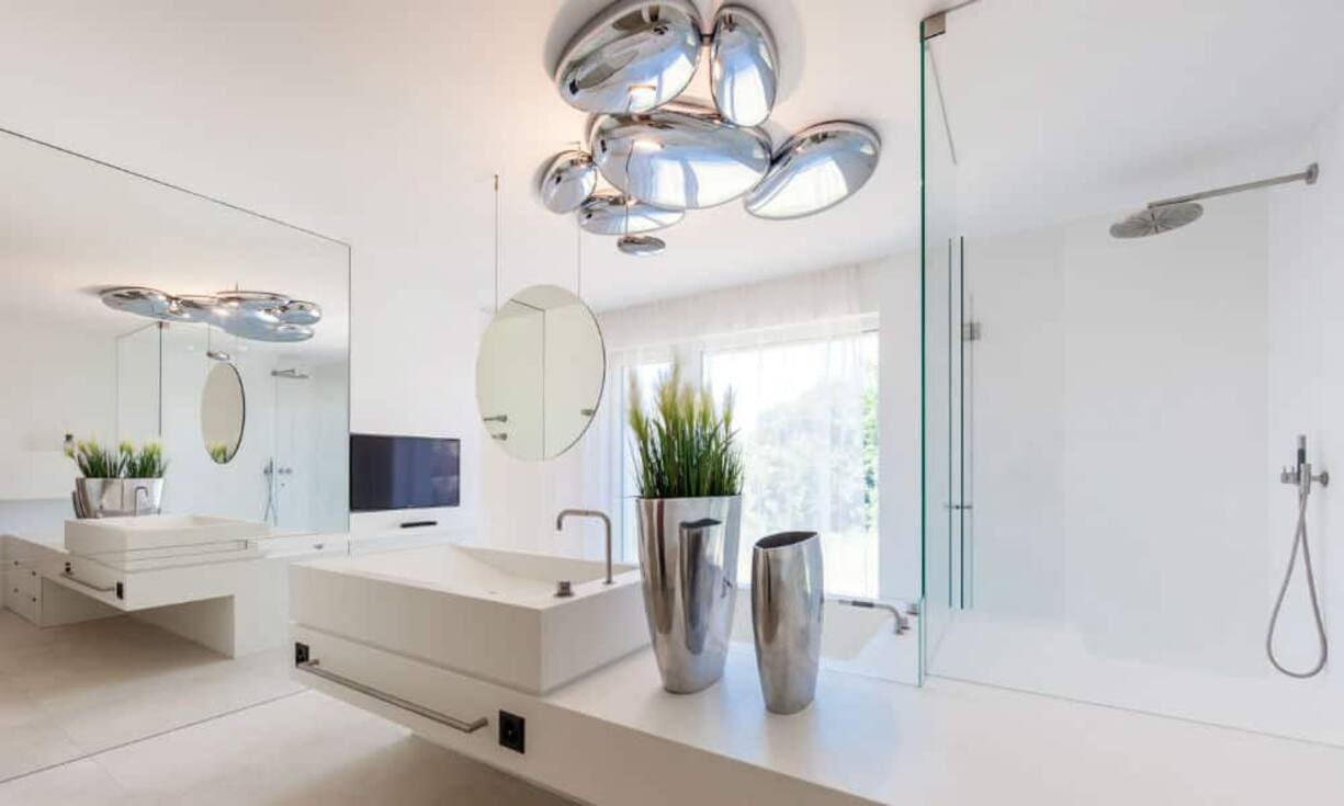 Die hochwertige Einrichtung, die von edlen Materialien geprägt ist und sich über das Interieur, welches im Verkaufspreis inbegriffen ist, erweitert, überzeugt bis in‘s letzte Detail.