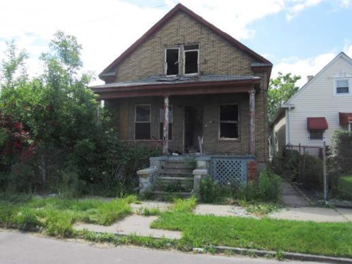 Direkt neben einem bewohnten Haus steht dieses verlotterte Haus. Viele Bewohner verlassen die Gegend, da in diesen Häusern auch Kriminelle ihr Unwesen treiben.
M Canzi/flickr/CC