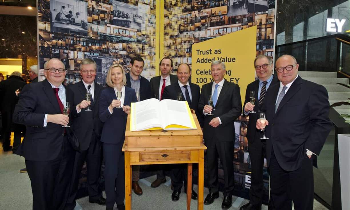 Gruppenbild mit grossformatigem Buch:
Heinrich Christen, Partner, EY Schweiz und Panel-Moderator;
Bruno Chiomento, VRP EY Schweiz;
Marianne Janik, CEO, Microsoft Schweiz;
Adrian Lemmermeier, Co-Autor;
Tobias Straumann, Co-Autor;
Marcel Stalder, CEO, EY Schweiz;
Rolf Dörig, Panelist;
Peter Kurer, Panelist;
Andreas Schmid, Panelist