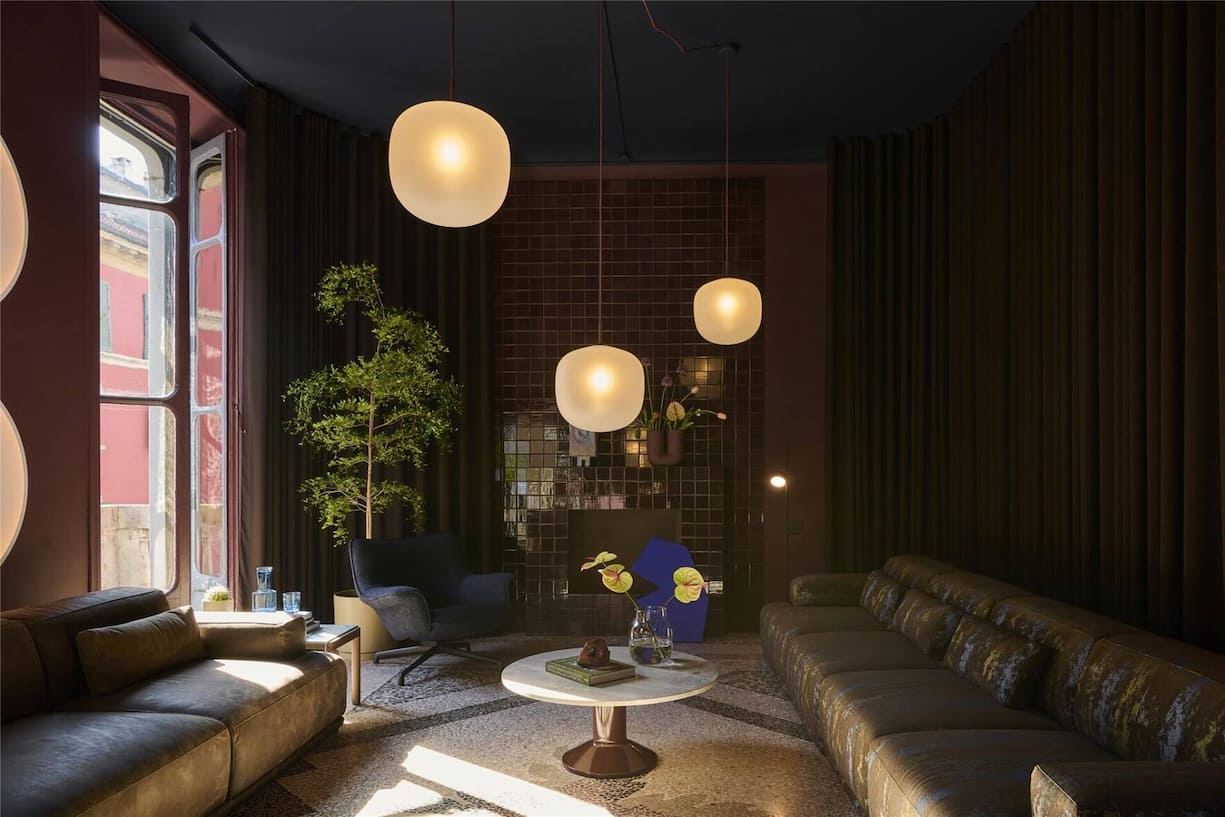 Zum Aufwärmen: Dunkle Farben, weiche Stoffe und viel Atmosphäre.
www.muuto.com