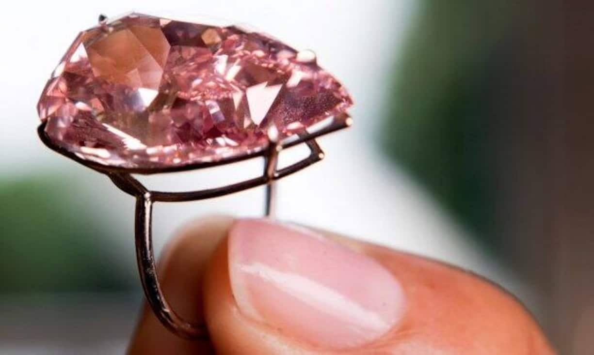 Nur einen Tag zuvor konnte Konkurrent Sotheby's bei der Versteigerung eines seltenen pinken Diamanten einen Toppreis vermelden. Der 15,38-karätige, birnenförmige Stein mit dem Namen «Unique Pink», der in einen Ring eingearbeitet ist, wurde für 30,8 Millionen Franken von einem asiatischen Sammler ersteigert. Ob es sich dabei um den gleichen Käufer handelt, der bereits letztes Jahr zugeschlagen hatte, ist nicht bekannt.
