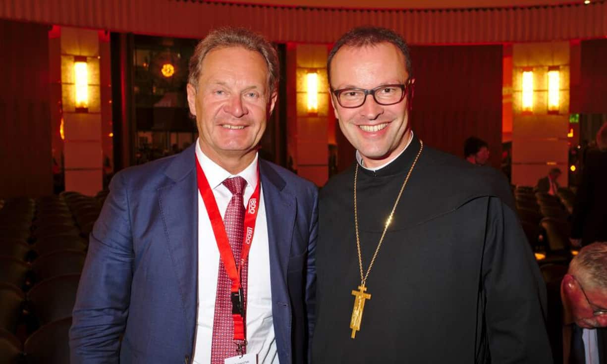 Alexander Ospelt, VRP, Ospelt Holding Anstalt;
Abt Urban, Vorsteher des Klosters Einsiedeln