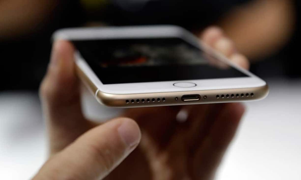 …und verzichtet auf den analogen Kabelanschluss für Kopfhörer. Stattdessen können Kopfhörer beim iPhone 7 über dieselbe Buchse angeschlossen werden wie das Ladekabel.