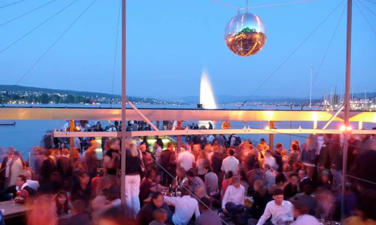 Das Seebad Enge besticht mit seiner wunderbaren Lage. Einen kühlen Drink fassen, auf den Holzsteg sitzen und die Füsse ins Wasser baumeln lassen. Für die hungrigen gibt es Grillspezialitäten, hausgemachte Sommerküche und offenfrische Backwaren. (Bild: ZVG)