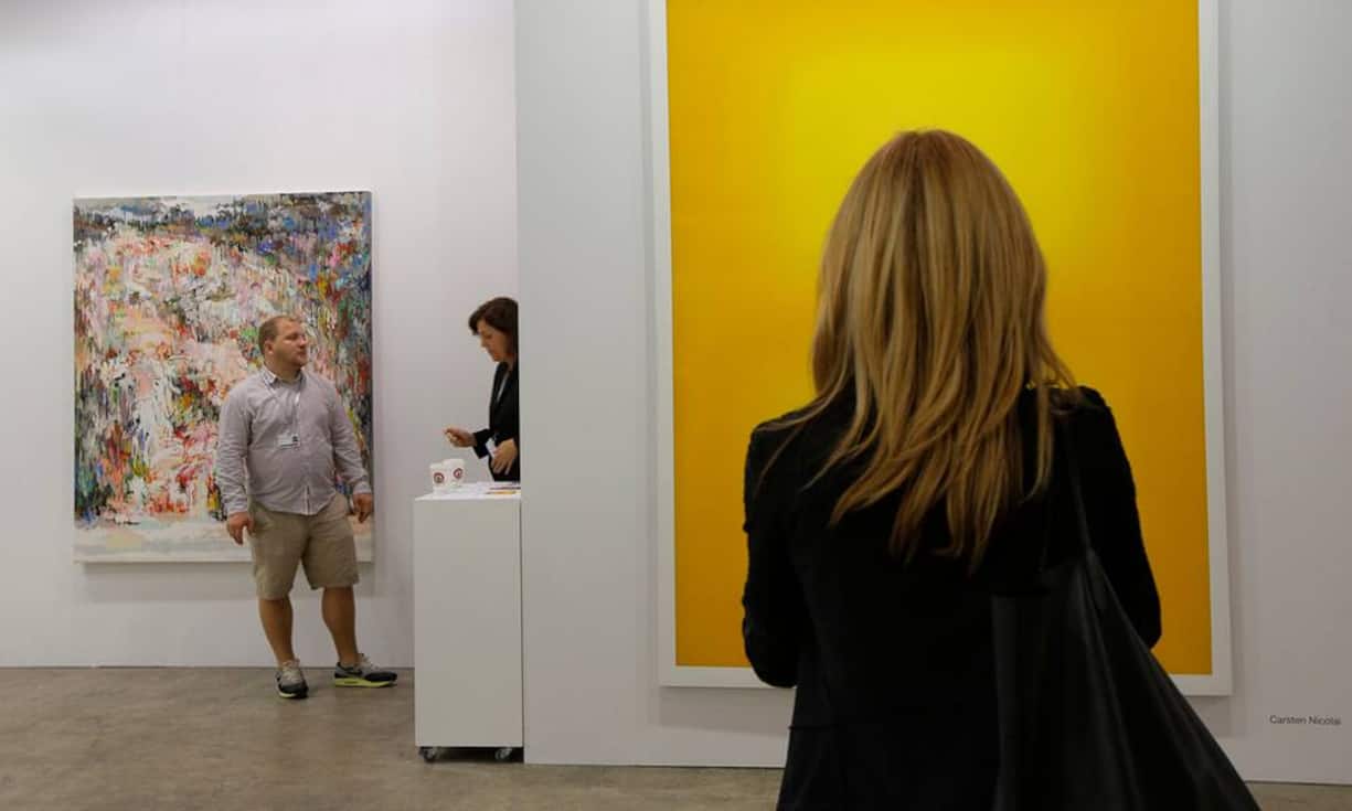 Eine Frau bewundert «tired light» des Deutschen Carsten Nicolai.