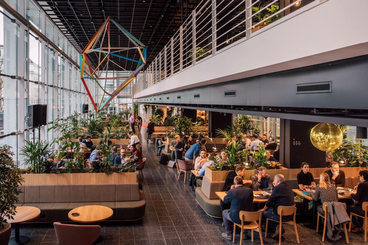 Nexus_Die grosse Fensterfront durchflutet den Raum mit Tageslicht (c) David Biedert Photography.jpg