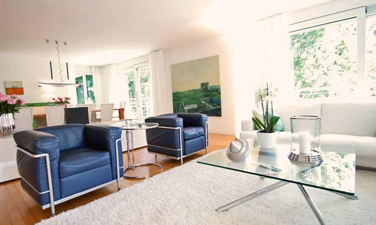 Aus dem Wohnzimmer gelangt man direkt auf zwei gedeckte Balkone, einer...