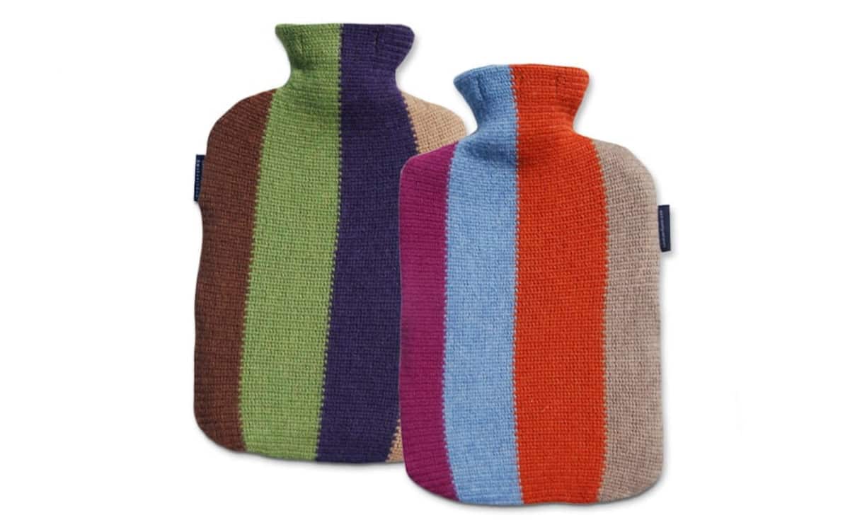 Caroline Flueler: Halten warm und setzen farbliche Akzente im Bett. Kunterbunte Bettflaschen aus Zug. 95 Franken.