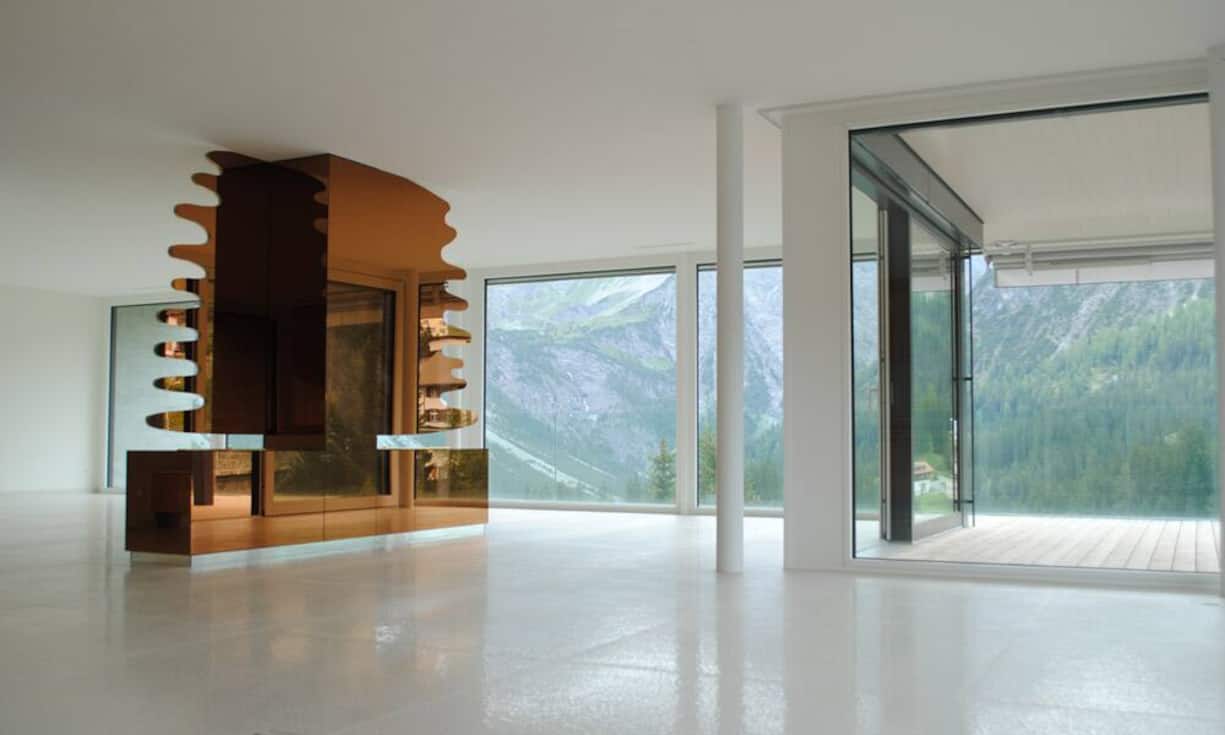 Der grosszügige Wohn- und Essbereich ist durch einen Raumtrenner in Form einer Tanne mit Petroleumfeuer abgegrenzt.