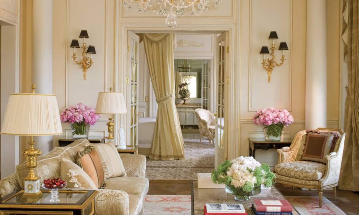 Platz 8 (11): Four Seasons Hotel des Bergues, GenfDie älteste Genfer Luxusherberge (1834) konnte drei Ränge gutmachen. Hier kann man sich stilvoll vom Trubel der Stadt erholen und trotzdem mittendrin sein. Die Ambiance ist auf klassische Weise wohnlich – so wohnlich ein Hotel mit 115 Zimmern eben sein kann. Die Blumenarrangements in der Lobby sind ebenso bemerkenswert wie das japanische Rooftop-Restaurant Izumi und das Spa auf der Dachetage. Richard Waite