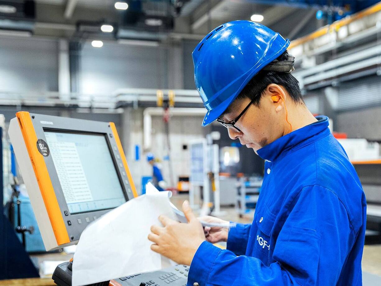 Ein chinesischer Arbeiter in der Fabrik von Georg Fischer