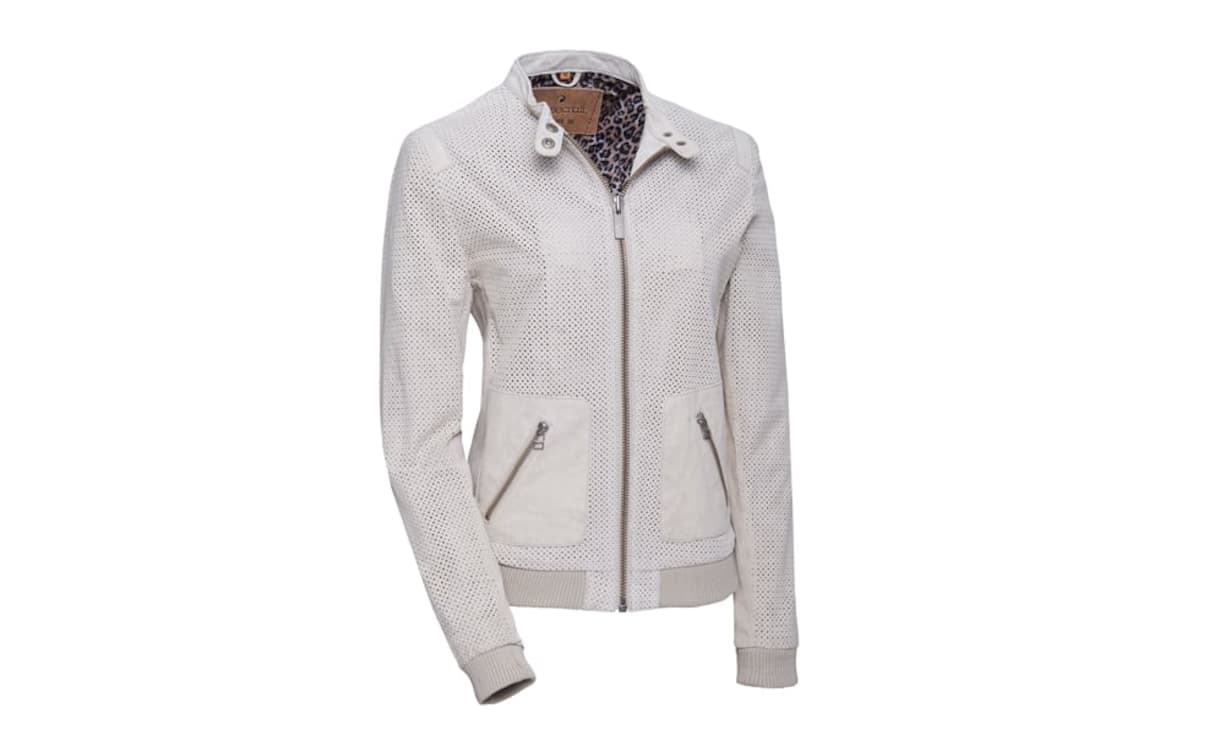 Leicht: Goosecraft (Frau) Diese perforierte Jacke aus Schweinsleder mit einem Innenfutter in Leoparden-Optik schmeichelt die Figur und ist genau der richtige Begleiter für warme Frühlingstage. Preis 180 Franken