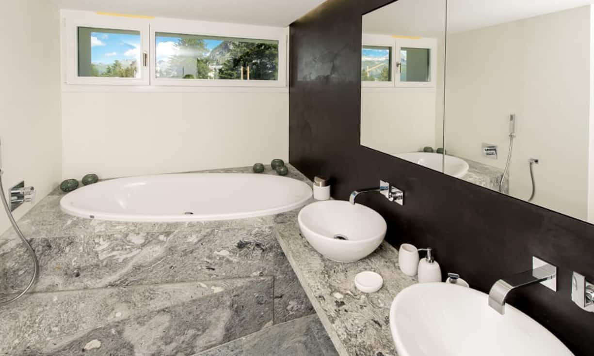 ... anliegenden Bädern und Zugang zu den Balkonen zur Verfügung.