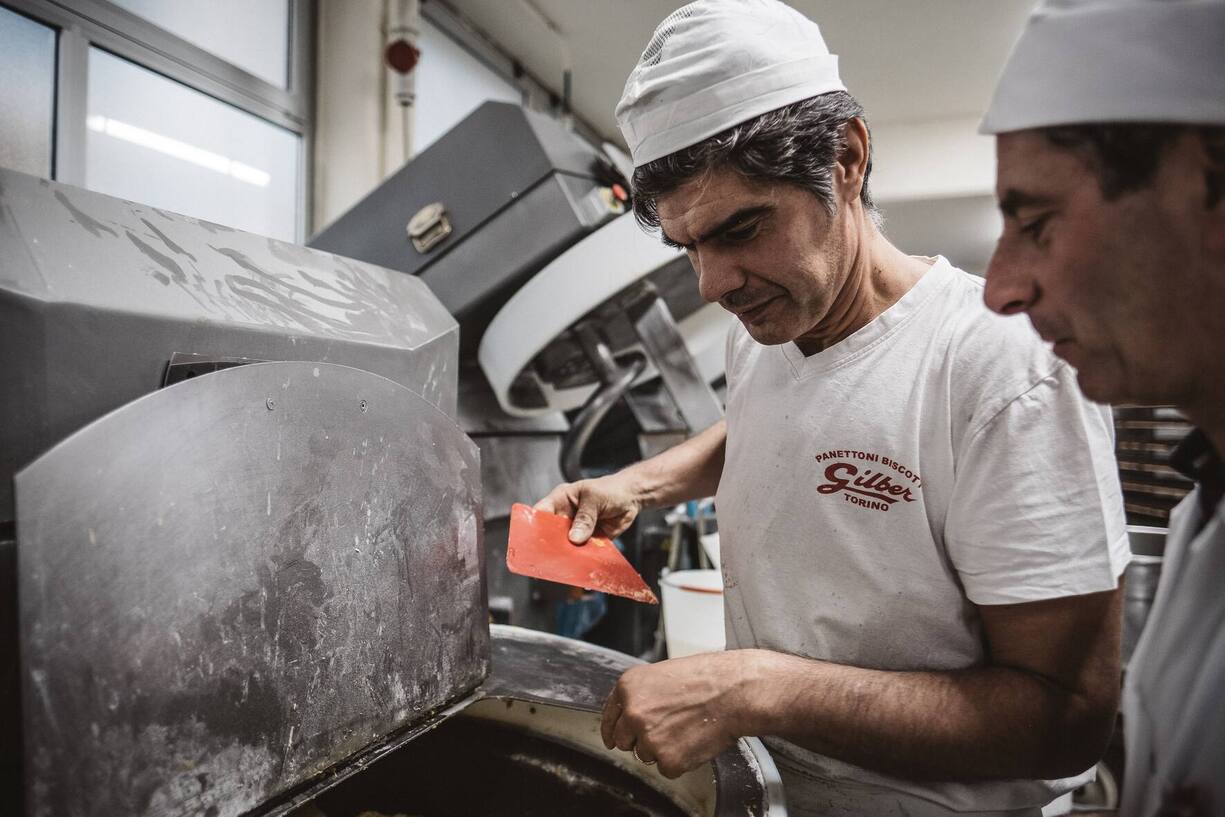 Panettone wird in Maschine gerührt.