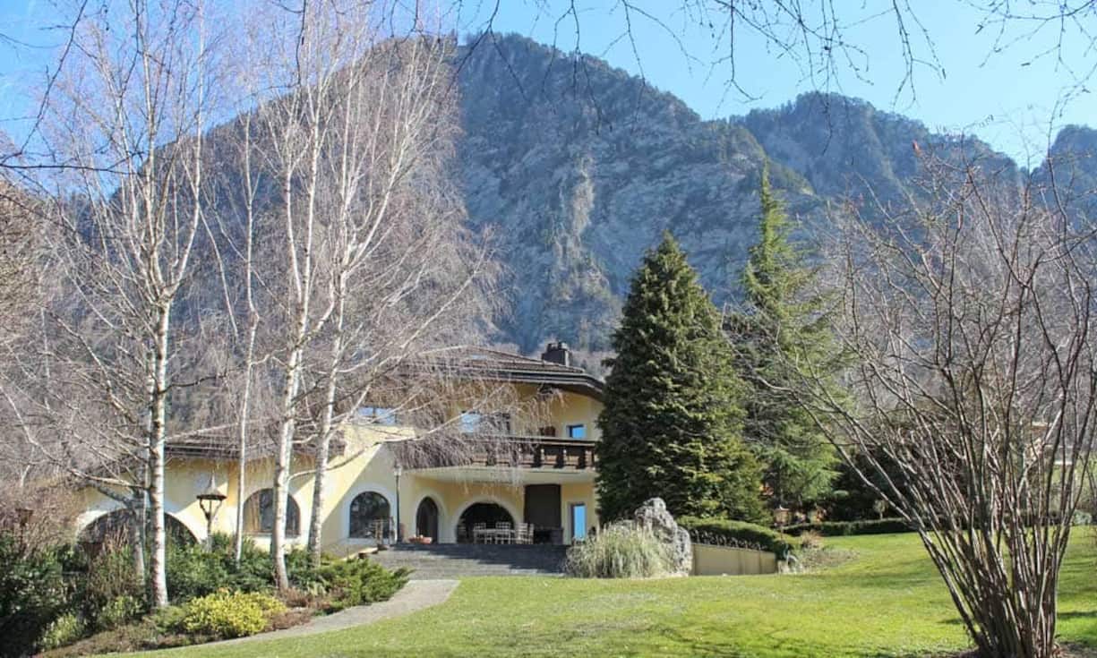 Die Fensterfronten im Wohnbereich lassen sich elektrisch in den Boden versenken und ermöglichen so den Zutritt zu der gepflegten Gartenanlage mit schattigen Sitznischen. Zu der Villa gehört ausserdem eine Garage, welche Platz für 3 Autos bietet. Die Villa «Basten» befindet sich an einer ruhigen Lage von Igis mit sonniger Ausrichtung.