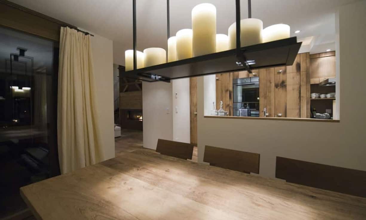 Die beeindruckende Ferienwohnung befindet sich an Bestlage in der Lenzerheide. Preis: 3'600'000.-  Quelle und Bilder: Engel & Völkers