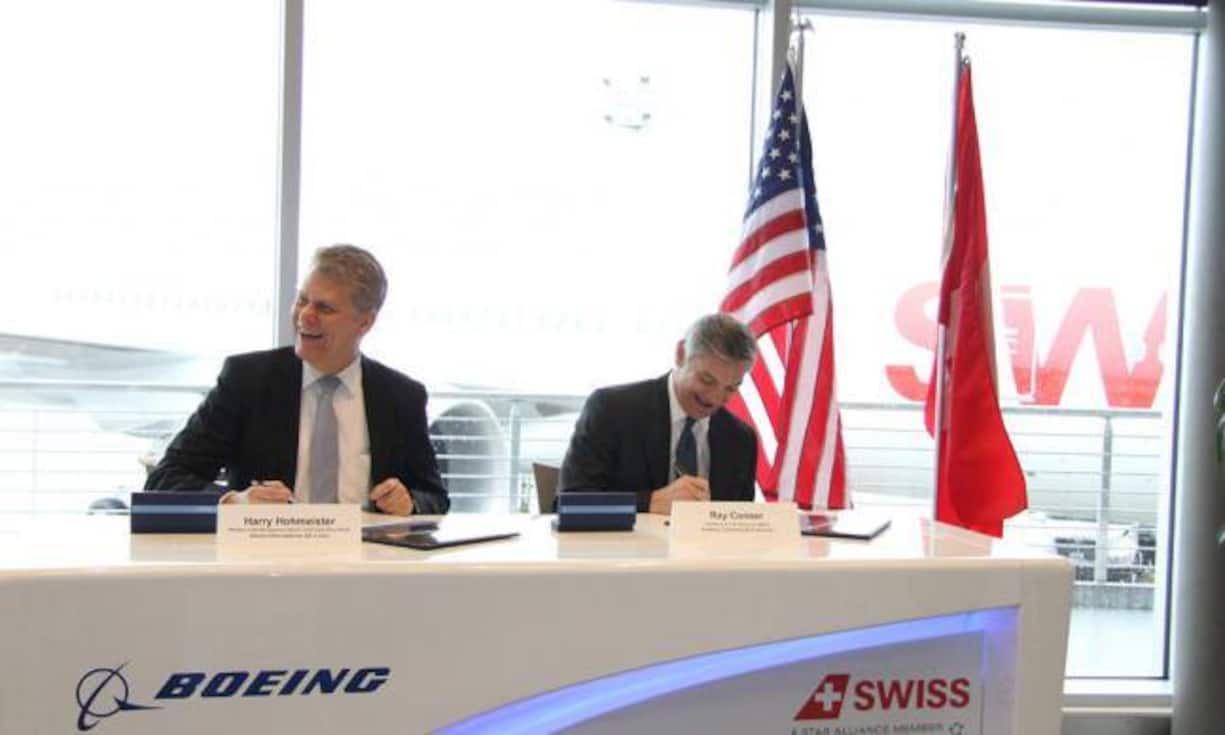 Hier signieren der Swiss-Chef und sein Geschäftspartner von Boeing das Vertragswerk.
