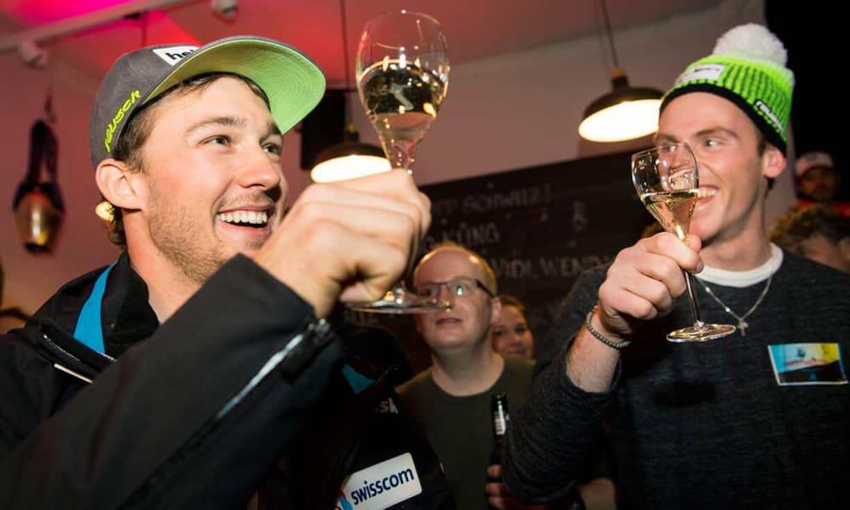 Kombi-Weltmeister Luca Aerni (l.) feiert mit Fans. Die WM wird immer mehr zu Schweizer Festspielen.