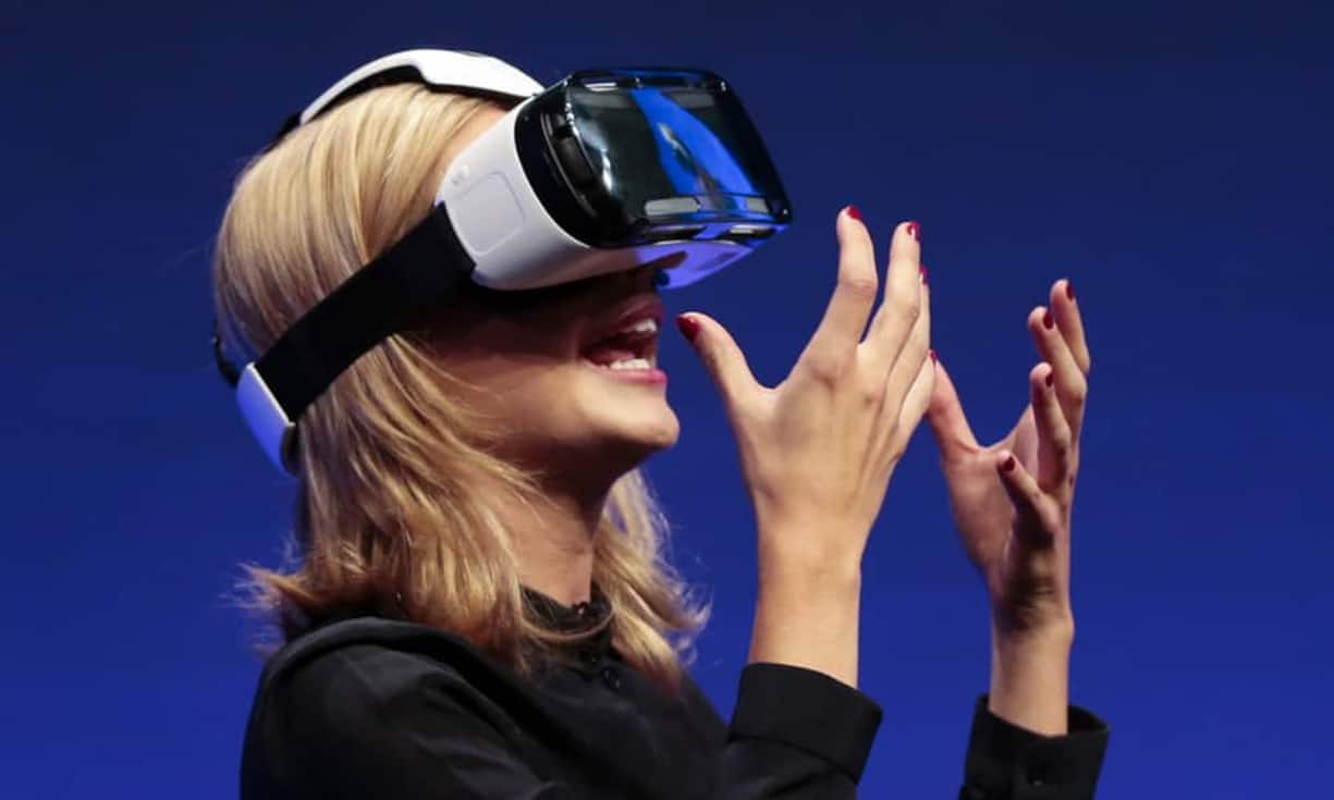 Samsung steigt auch in den Markt mit 3D-Brillen ein - hier präsentiert von der britischen TV-Moderatorin Rachel Riley. Das Gerät entführt den Nutzer in virtuelle Welten.