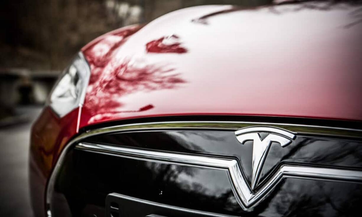 Hinter der Frontverkleidung versteckt sich nicht der Motor. Der Tesla hat auch vorne viel Platz für Gepäck. Umständlich ist nur das Schliessen der Kühlerhaube.    Das Auto hat der Fotograf Patrick Stoll exklusiv für handelszeitung.ch in Szene gesetzt.