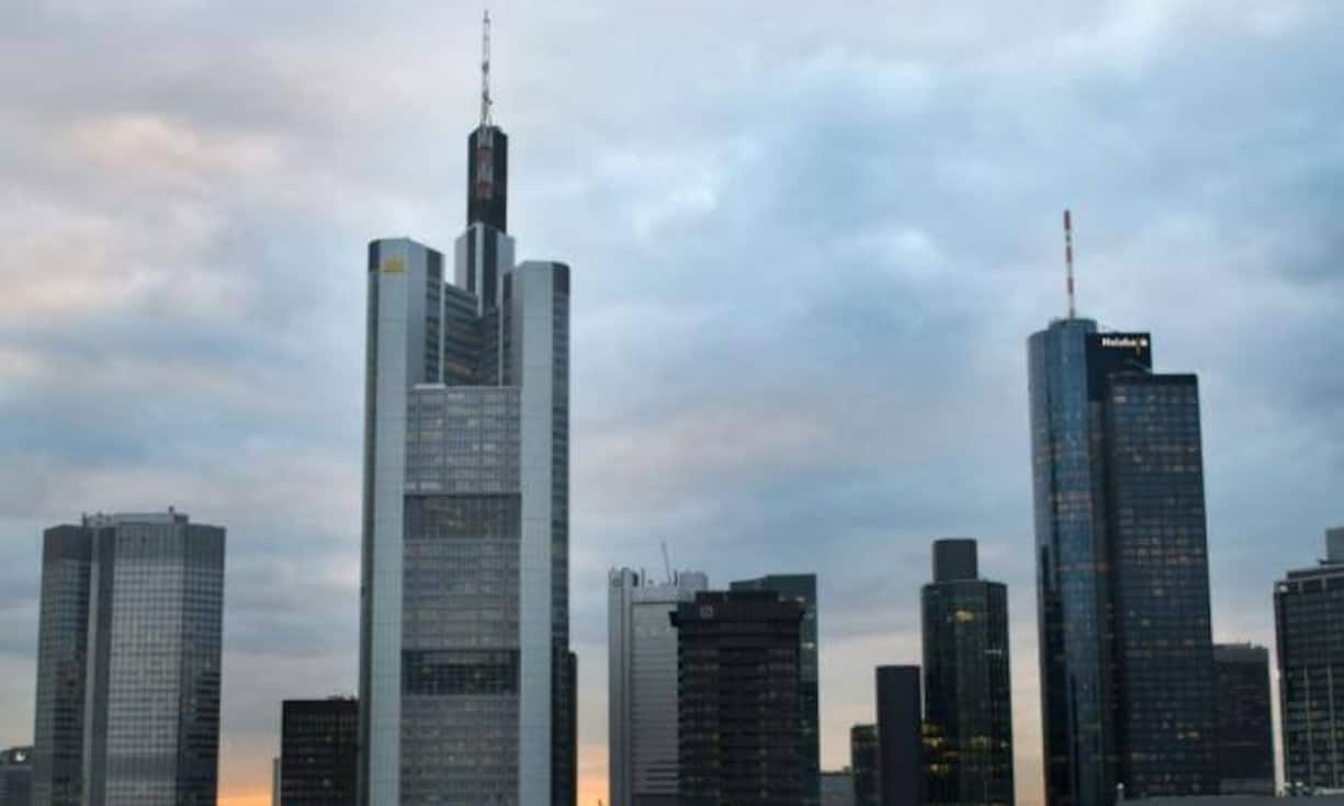 Das höchste Gebäude Deutschlands liegt auf Rang 7 der höchsten Bauwerke Europas. Der Commerzbank Tower steht in Frankfurt. Höhe: 259 Meter (ohne Sendemast auf der Spitze). Anzahl der Etagen: 58.