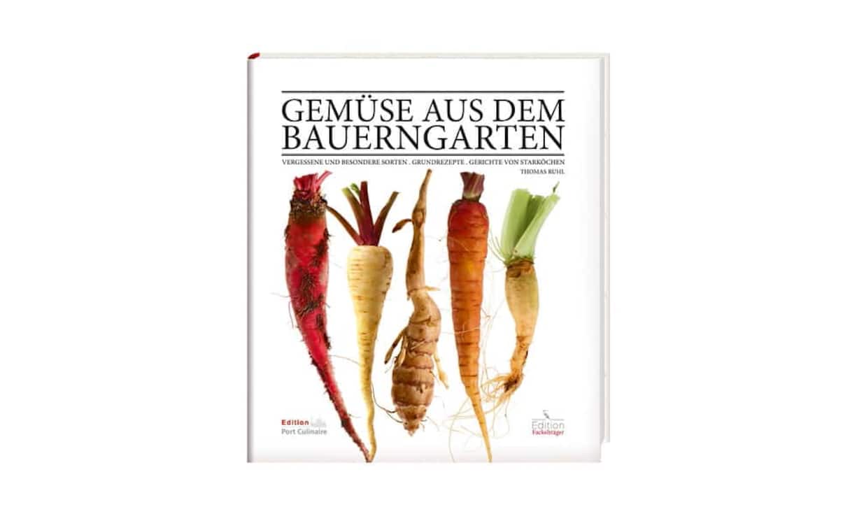 Viele Köche definieren ihr Können über die Zubereitung von edlem Fleisch. Immer häufiger kommen solche Gerichte, vor allem bei einer neuen Generation Kulinarik- Trendsetter, gar nicht gut an. Im Zuge davon rückt Gemüsein den Mittelpunkt des Tellers. Einen prominenten Auftritt bekommt die Ernte aus dem Bauerngarten in diesem grandiosen Kochbuch. Das Werk fasst verloren gegangenes Know-how lesenswert zusammen.
«Gemüse aus dem Bauerngarten», Edition Fackelträger, ca. 75 Fr.