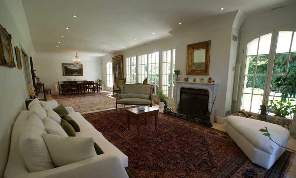 Die Terrasse auf der Südseite ist durch mehrere raumhohe Zugänge mit dem Wohnbereich verbunden.