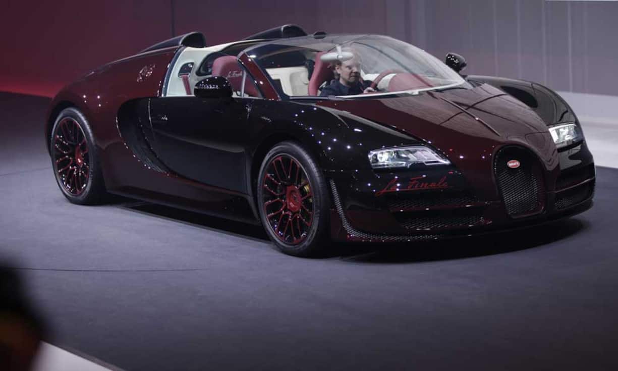 Bugatti Veyron
Der von Volkswagen produzierte Kraftbolide fährt bei der Pre-Show auf die Bühne. Erst vor kurzem hat Bugatti das 450. und damit letzte Exemplar seines Prestige-Sportwagens verkauft. Der Preis: 2,3 Millionen Euro.