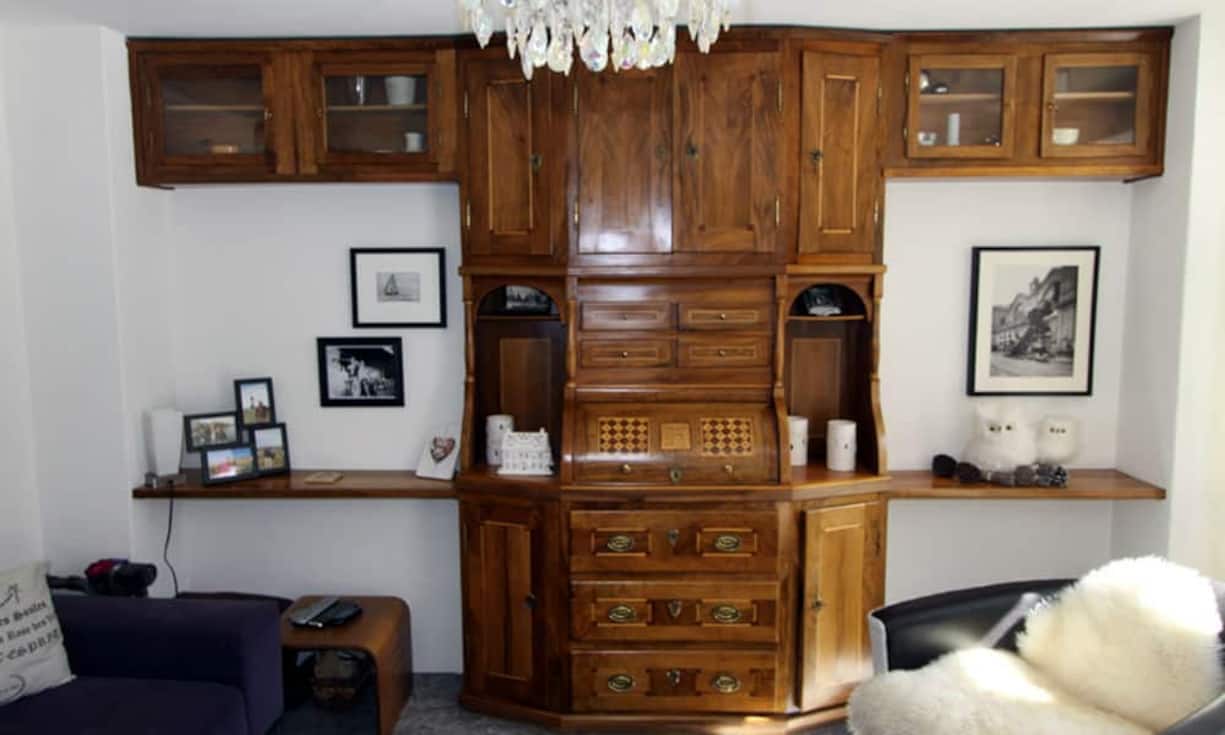 Historische Bausubstanz verschmilzt mit modernen Elementen. So ist beispielsweise ein altes Nussbaum-Buffet im Wohnraum integriert.