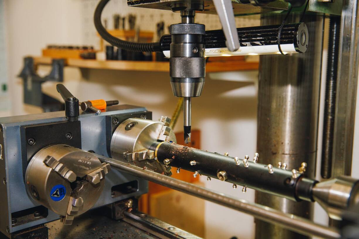 Ein Klarinettenstück wird gebohrt.