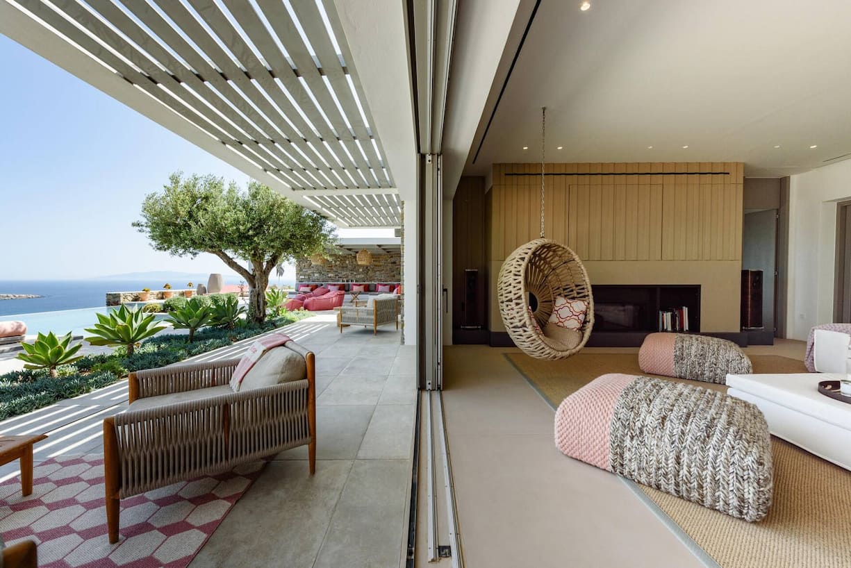 Hier im milden Klima der griechischen Inseln bleiben die Türen meistens offen. Hinter der Holzwand verbirgt sich eine hochwertige Stereoanlage.