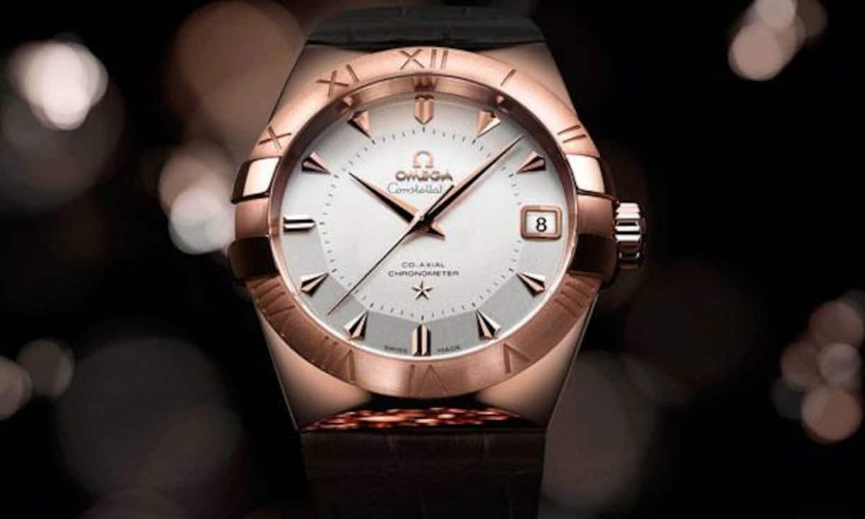 Gold mit dem besonderen Glanz: Omega und Rotgold: Das ist eine lange Geschichte. Die Weltmarke spendierte ihren Werken traditionell einen Rotgoldüberzug. Die neuen Kaliber nehmen diese Tradition wieder auf. Für die Gehäuse haben sich die Omega-Metallurgen etwas ganz Besonderes ausgedacht: Sedna-Gold, eine Rotgoldlegierung aus Gold, Kupfer und Palladium. Als erste Uhr wartet jetzt die Constellation Sedna mit dem besonderen Rot-Ton auf 19 200 Franken.