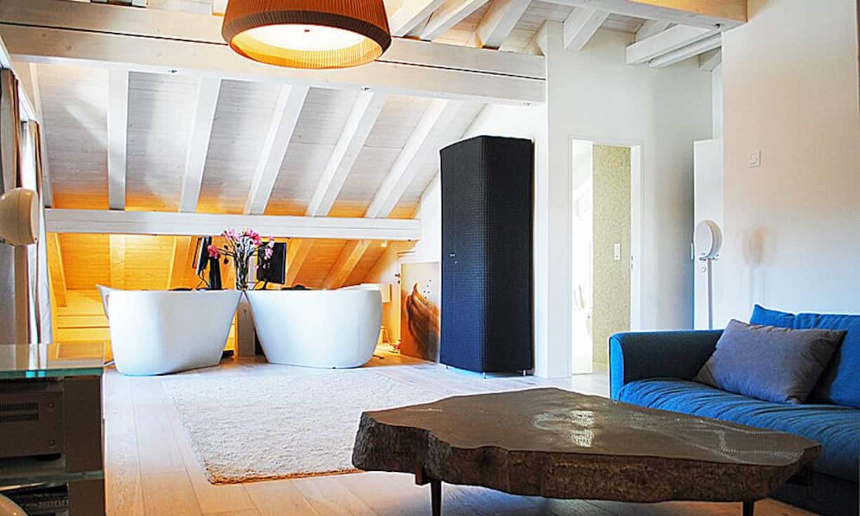 Das Chalet verfügt über ein Jacuzzi sowie einen Fitnessraum mit vielen Trainingsgeräten. Auf dem 1'110 m² grossen Grundstück können Sie über zwei Garagen Zugang zur 495 m² grossen Wohnfläche erhalten.