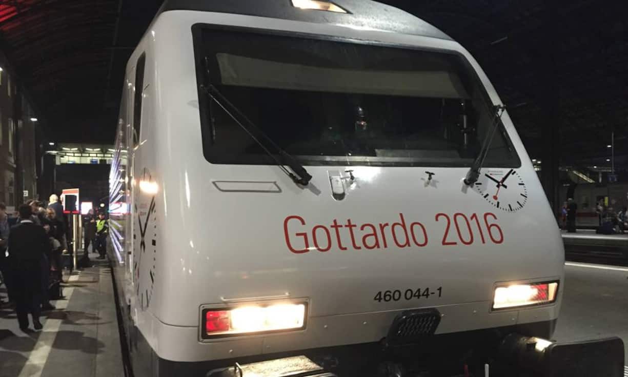 Bahnhofsuhrmacher Mondaine zeigt nicht nur eine neue Uhr, sondern zur Eröffnung des Gotthardtunnels auch eine Lok im Markenkleid.