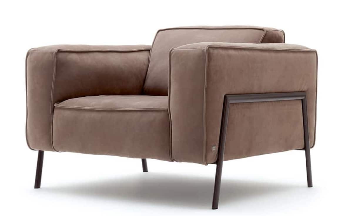 Solist: Der Schweizer Möbeldesigner Cuno Frommherz entwarf das Sofaprogramm Bacio zum 80. Geburtstag des deutschen Möbelherstellers Rolf Benz. Es ist inspiriert durch die Leichtigkeit von Outdoor-Möbeln und soll ein Flair von Freiheit ins Wohnzimmer bringen. Der Sessel (Bild) kann auf das Sofa abgestimmt oder eigenständig als Solist inszeniert werden.