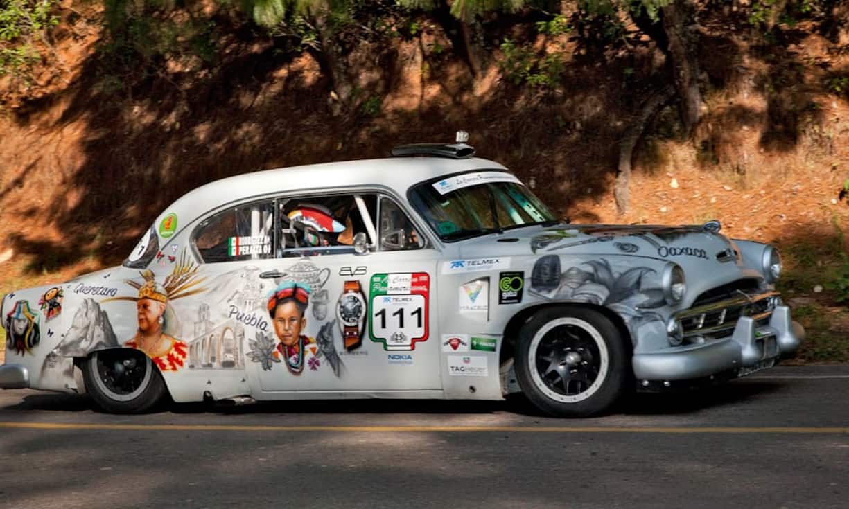 In diesem kunstvoll bemalten Dodge gibt das einzige reine Frauenteam mächtig Gas.