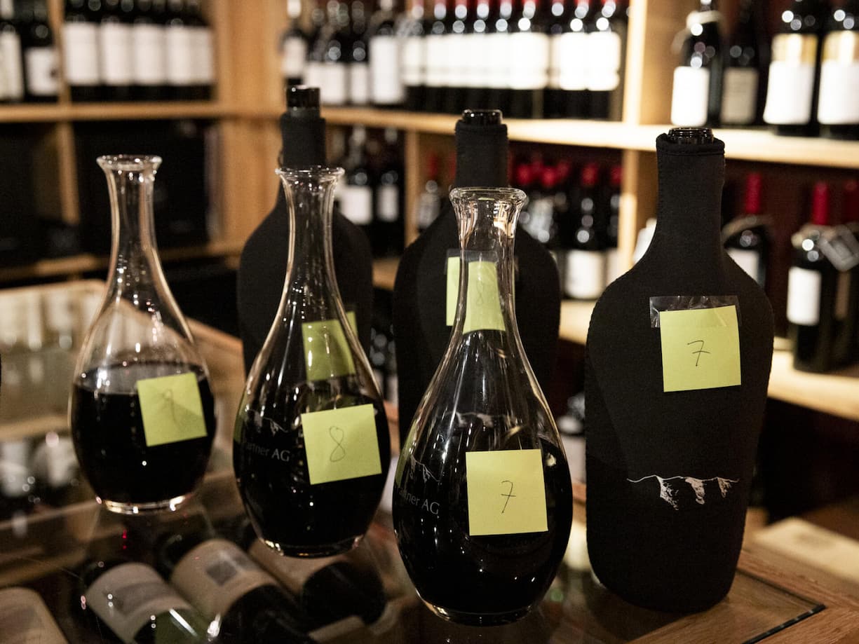 Für die Blindverkostung wurden die Weine abgedeckt und wenn nötig dekantiert.